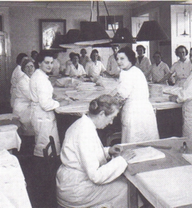 Costureiras preparam uniformes durante a II Guerra